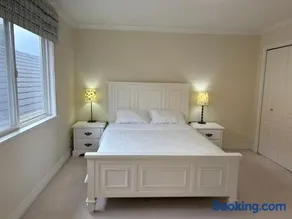 Cozy home near YVR with parking - Image 3