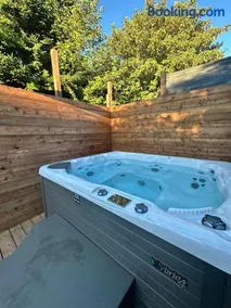 Adventure Haven Trails Hot Tub in Quidi Vidi - Image 5