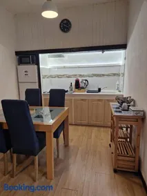 Romantique pour 2 avec lit baldaquin et table de massage - Image 1