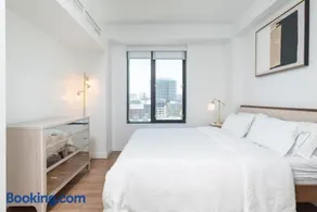 Luxury Apartment w King Bed Shared Pool & Rooftop - Image 4