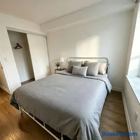 Spacious 2 Bedroom 2 bathroom Condo Near Yonge Finch Subway North York Toronto - Image 1