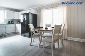 Spacious Pet Friendly 4BR Near Uptown CLT Novant - Image 3
