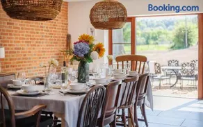 The Farmhouse at Nunwell - Historic 5-Bedroom Farmhouse on Private Estate with Fire Pit & Parkland - Image 2