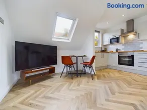 Westcliff apartment with free parking - Image 4