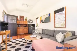 Mid-Century Cabin - 1 Bed, 1 Car, Golf Course, 15 min to CBD - Image 4