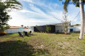 Bayshore Retreat, HUGE Private Yard & Fire Pit & Screened In Patio, Near Beaches - Image 3