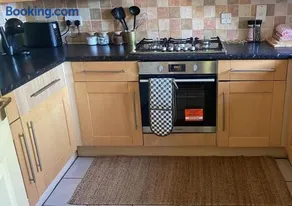 Stylish 3 Bedrooms-Free Parking-Sleeps 8 - Image 5