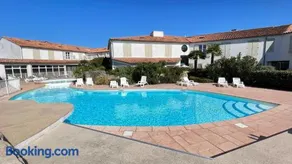 Appartement en résidence avec piscine, cour privée - Image 2