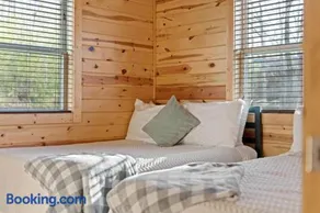 Mountain View Cabin with Hot Tub & Fire Pit - Image 3