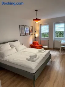 VibrantApt - Ruhig & Modern - 15 Min ins Zentrum - Uniklinik-Nähe - Privatparkplatz - Schnelles WLAN - Terrasse - Image 2