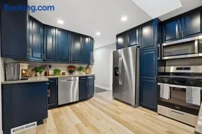 Elevated Stay 3BR in Addison - Image 5