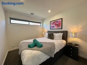 Stunning Dickson Luxe 3BR 2Bath Double Garage WiFi Brand New Home - Image 3