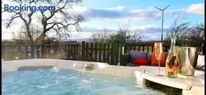 The Sleeping Dog Suite, Private Luxury outdoor Hot Tub, Superking Lux Bed, Massive Room, Gym, Award Winning Farmhouse at The Grumpy Schnauzer Guesthouse, Stunning! - Image 2