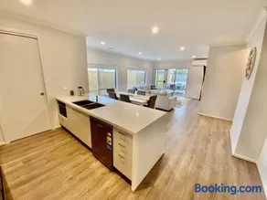 Spacious Holiday Home in Ocean Grove - Image 1