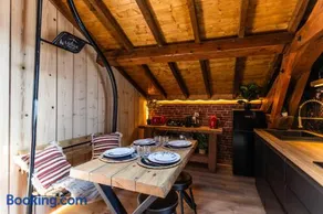 Le lodge perché PARKING GRATUIT, 4 PERSONNES, 2 CHAMBRES, WIFI, AMBIANCE CHALET EN BOIS, idéal PRO & COUPLE à Montbrison - Image 2