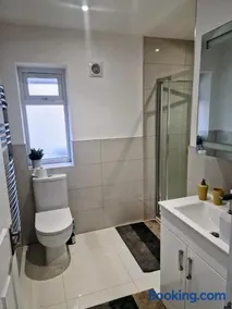 Bright 2-Bed Flat with Free Parking near Whetstone - Image 5