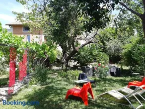 Beautiful apartment in Provençal residence with garden and WiFi - Image 1