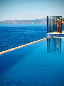 Best at Bright Point Absolute Waterfront Apartment - Image 3