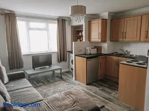 Esplanade Court Apartment with communal seasonal heated pool - Image 3
