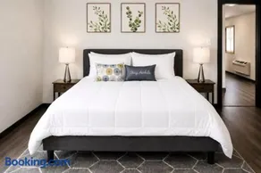Spacious Private Queen Studio Near Downtown - Image 1