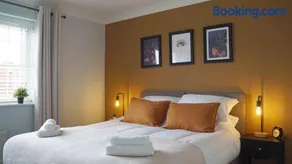 The Pavilion - Stunning, 4 Bedroom House with Free Parking - Image 1