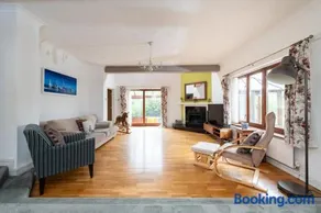 Spacious 5BR Home in Redditch - Image 2