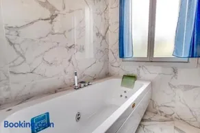 Lido's Garden Apartment - Image 2