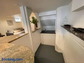 New! Cozy 4-bedroom w/ free parking. Dogs welcome! - Image 5