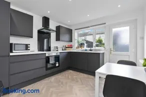 Contractor & Family Friendly House - Sleeps 8 - FREE Parking and Fast Wi-Fi - Image 1