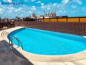 Quarto e sala com piscina próximo à praia - Image 1