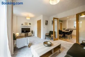 Modern Comfort 2 Bedrooms with parking - Image 2