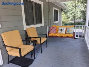 Jurney Home A Private 3BR Bungalow Min to Downtown - Image 2