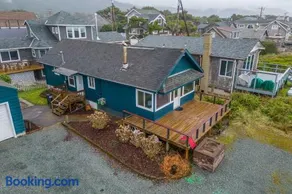 Steps to the Beach, Charming Oceanfront Bungalow with Deck and Ocean Views - Image 3