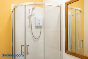 Pet-Friendly 2-Bed Suite, Sleeps 7, Free Parking, 30 days 10 percent off - Image 3