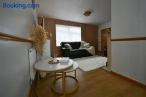 Cosy 2 bed home with jacuzzi bath in Wythenshawe near Manchester Airport - Image 4