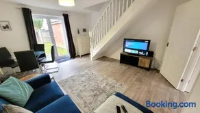 Hythe House - Stylish Stay for Families & Groups by Catchpole Stays - Image 3