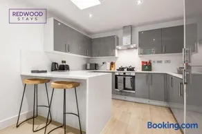 1 Bed 1 Bath, Modern Town Center Apartment, Netflix By Redwood Stays - Image 3