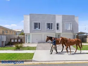 "Redcliffe Townhouse, King Bed, Horses Next Door, Short Walk to Beach" - Image 1
