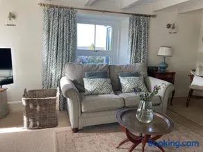 Beautiful family home, sea views, large garden - Image 4