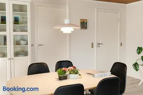 Havhuset I Øster Hurup - i byen, ved stranden - Image 2