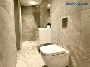 Stunning & Stylish 2 Bedroom Apartment! - 5 Minute Walk to the Best Beach! - Great Location - FREE Parking - Fast WiFi - Smart TV - Newly decorated - sleeps up to 4! Close to Bournemouth & Poole Town Centre & Sandbanks - Image 3