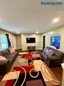 Cozy Family House 5 mins From Chiefs & Royals Stadium - Image 4