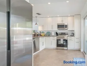 Family Paradise with Heated Pool, 8 Min from the Beach - Image 2