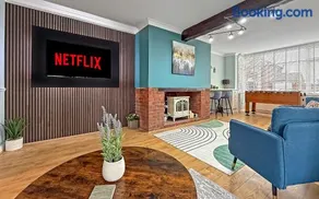 SPACIOUS STYLISH HOME, Foosball Table, FREE PARKING, Driveway, Garden & LAUNDRY ROOM, 2 DOUBLE BEDROOMS & LED Media wall - Image 1