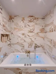 Luxury 2 bedroom Leeds City Apartment with Free parking & Jacuzzi bath - Image 2