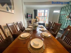 5 bedroom Luxury Townhouse near City Centre, sleep 16 - Image 4