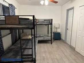 Bekahouse Hostel with parking, backyard and laundry - Image 5