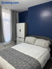 The Clare Court 6BR - Sleeps 7 - Contractor-friendly Modern Amenities Fast Wi-Fi - Free Parking - Close to Train Bus Stations Shops & Cafés I Leisure and Business Stays Welcome Contractors Tradesmen and Group Travellers - Long-stays arrangements welcome - Image 4