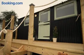 Spinney Wood Glamping, Oak Hut - Image 3