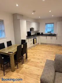 3 Bedroom House with free on site Parking next to the Canal - Image 1